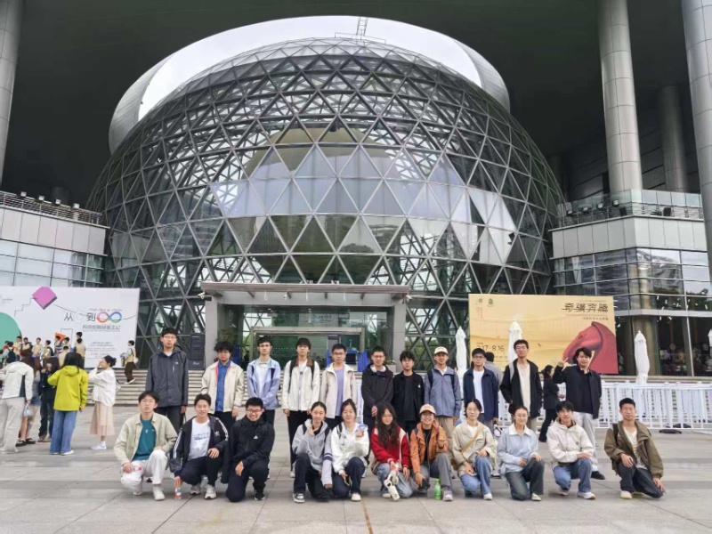 图片1：机动2514师生在上海科技馆前合影_resized.jpg